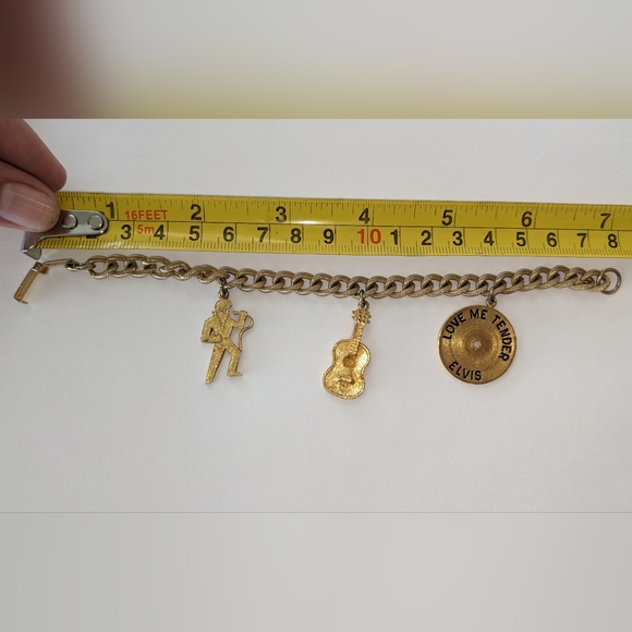VTG SIGNED 1977 ELVIS GOLD TONE CHARM BRACELET - Picture 10 of 10